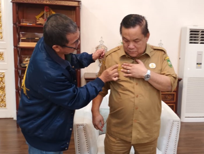  Terima Pin Emas PWI Riau, Pj Gubri : Saya Akan Selalu Membuka Diri Terhadap Masukan dan Kritikan Wartawan